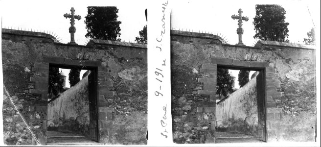Creu i entrada de l'església de Sant Pere