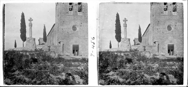 Creu i façana lateral de l ' abadia de Serrateix
