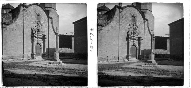 Creu i façana d ' una església d ' Alcanó