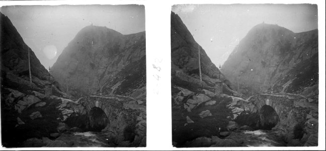 Creu i pont a una gorja de Núria