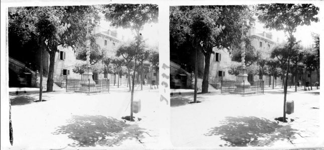 Creu i pati de l ' Hospital de la Santa Creu