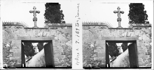 Creu sobre la porta de l'església de Sant Pere a Terrassa