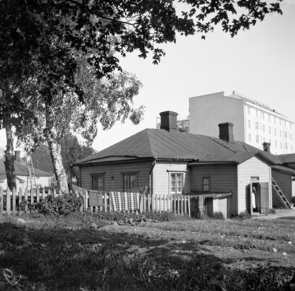 Creutzinkatu, nykyinen Vänrikki Stoolin katu 12. Taustalla Apollonkatu 3 - N1899 (hkm.HKMS000005-0000014b)