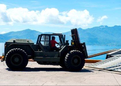 Crew and U.S. Service members assigned to the joint high speed vessel USNS Spearhead (JHSV-1) offload gear and vehicles in Puerto Castilla, Honduras, Aug. 30, 2014, in support of Southern Partnership Station 140830-N-XQ474-021