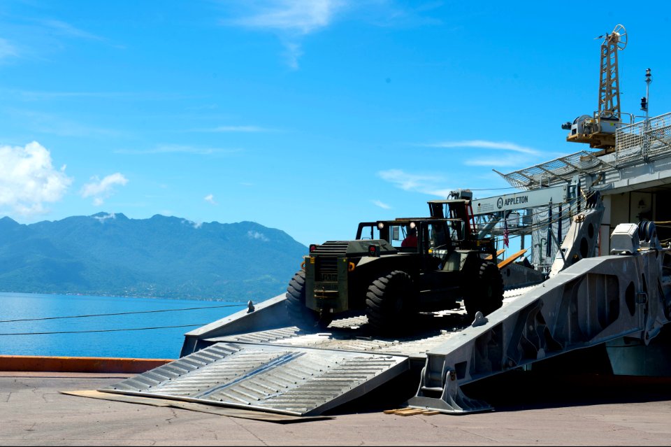 Crew and U.S. Service members assigned to the joint high speed vessel USNS Spearhead (JHSV-1) offload gear and vehicles in Puerto Castilla, Honduras, Aug. 30, 2014, in support of Southern Partnership Station 140830-N-XQ474-025