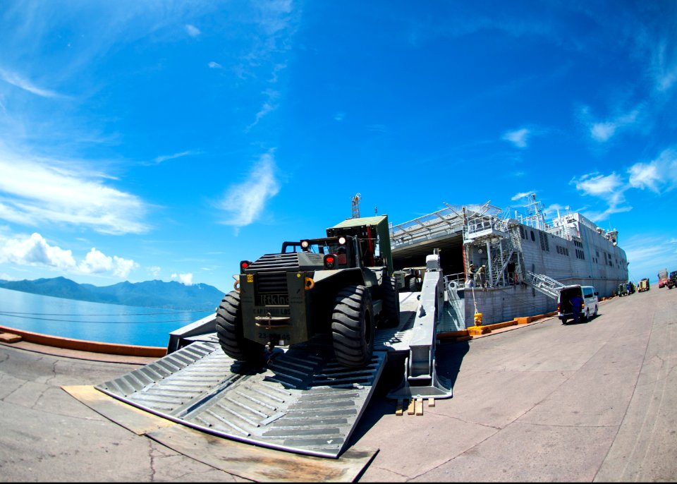 Crew and U.S. Service members assigned to the joint high speed vessel USNS Spearhead (JHSV-1) offload gear and vehicles in Puerto Castilla, Honduras, Aug. 30, 2014, in support of Southern Partnership Station 140830-N-XQ474-026