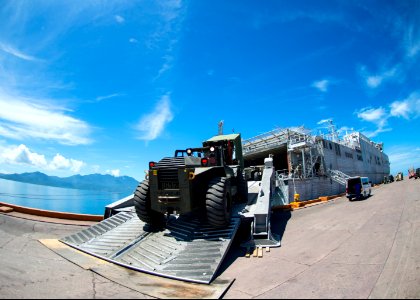 Crew and U.S. Service members assigned to the joint high speed vessel USNS Spearhead (JHSV-1) offload gear and vehicles in Puerto Castilla, Honduras, Aug. 30, 2014, in support of Southern Partnership Station 140830-N-XQ474-026