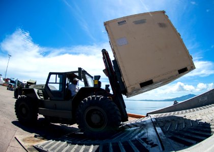 Crew and U.S. Service members assigned to the joint high speed vessel USNS Spearhead (JHSV-1) offload gear and vehicles in Puerto Castilla, Honduras, Aug. 30, 2014, in support of Southern Partnership Station 140830-N-XQ474-032