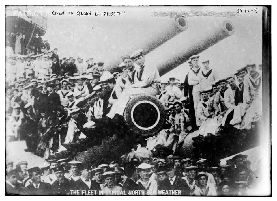 Crew of QUEEN ELIZABETH LCCN2014701798