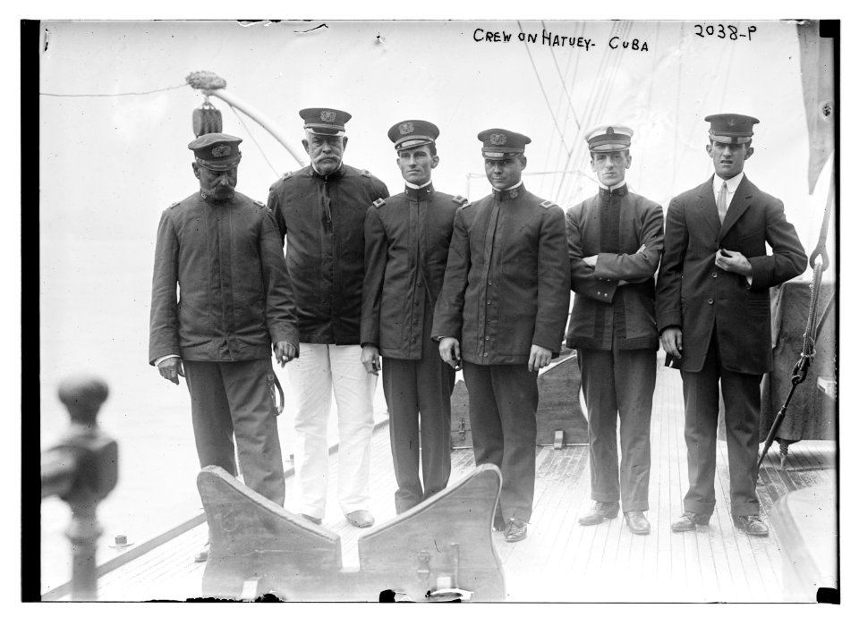 Crew on Hayuey, Cuba LCCN2014688247