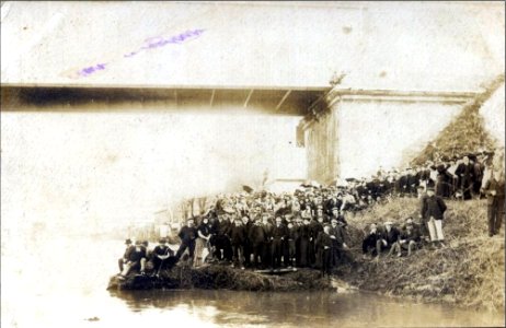 Crime de Langon - foule sur rives de la Garonne (1907)