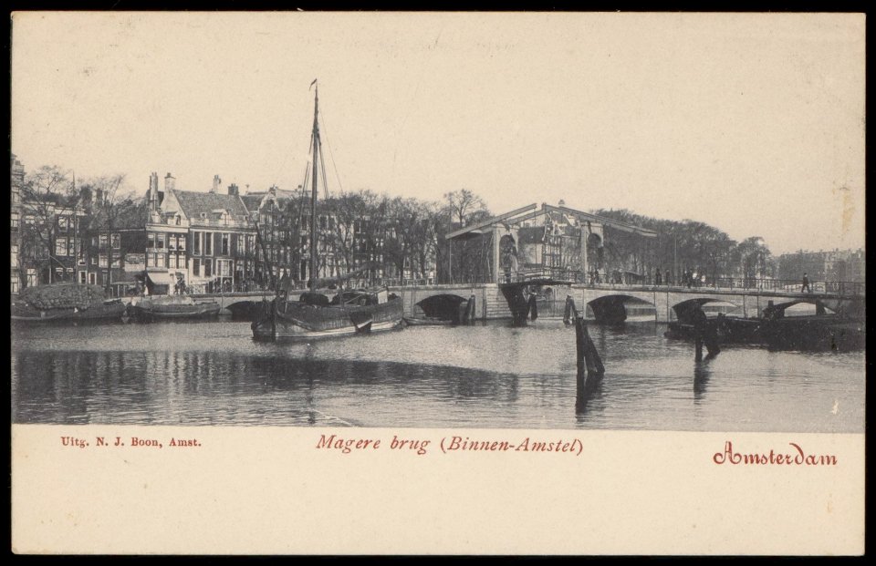 De even zijde van de Amstel met een motortjalk die net door de Magere Brug is. Uitgave N.J. Boon, Amsterdam, Afb PBKD00242000012
