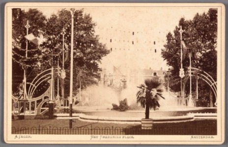 De fontein op het Frederiksplein met versiering ter gelegenheid van de inhuldiging van Koningin Wilhelmina in september 1898 photo