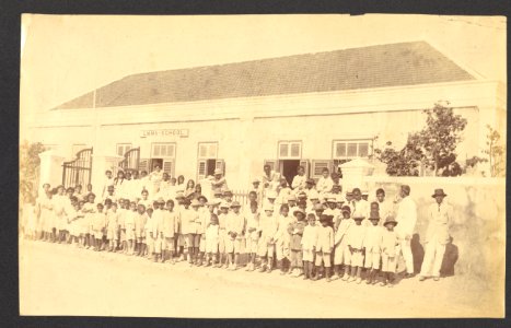 De Emmaschool, de in 1904 begonnen openbare school op Punda. - BNA-DIG-HARTOG-ALBUM-CURACAO-061