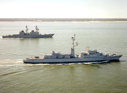 De Grasse (D612) underway with USS Comte de Grasse (DD-974) 1981