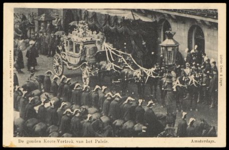 De Gouden koets vertrekt van het Paleis op de Dam wegens het huwelijk van koningin Wilhelmina en prins Hendrik, Afb PBKD00387000030