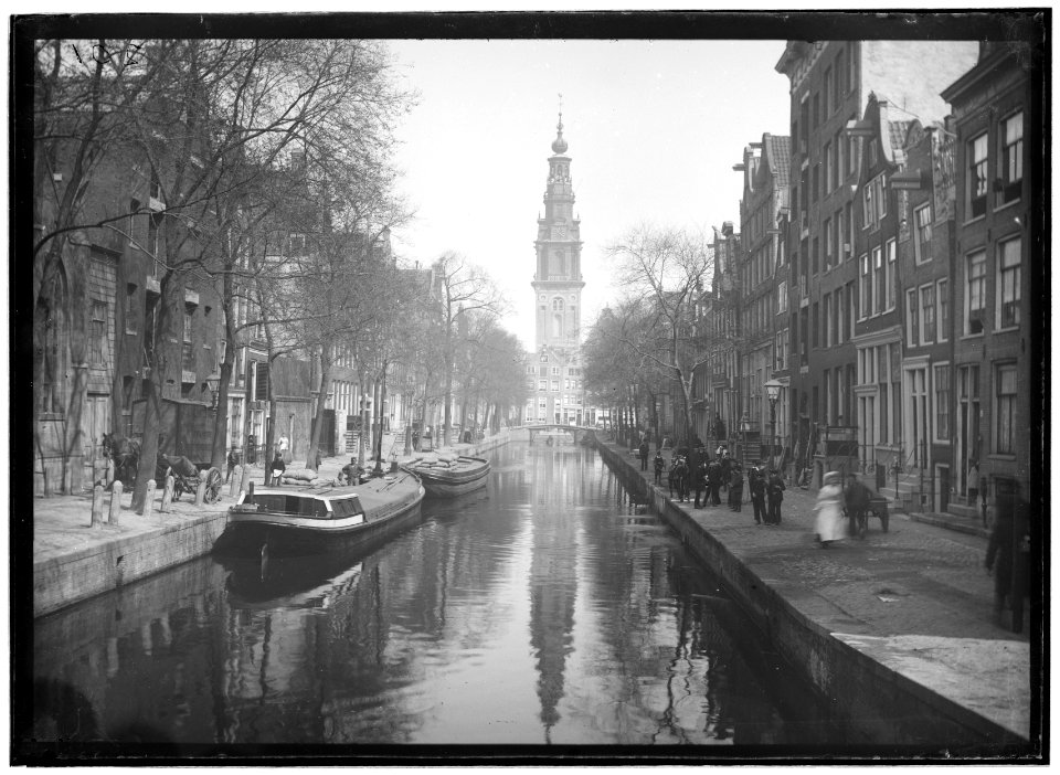 De Groenburgwal gezien vanaf de Staalstraat naar de Zuiderkerk. Oorspronkelijke kabinetfoto uitgegeven door A. Jager