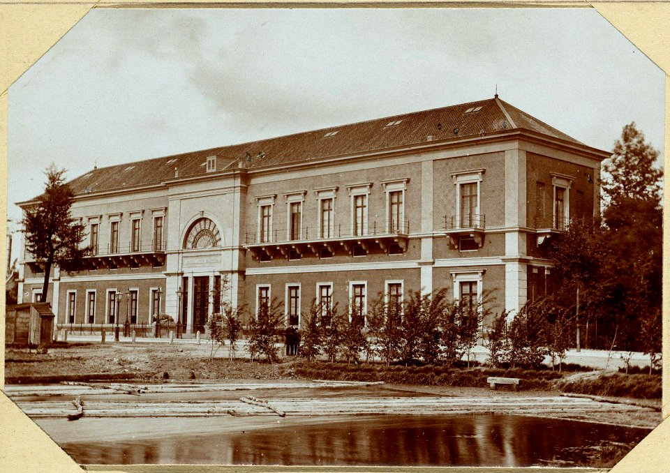De Groote Koffiezaal met Zoölogisch Museum van Natura Artis Magistra - in de Plantage Middenlaan