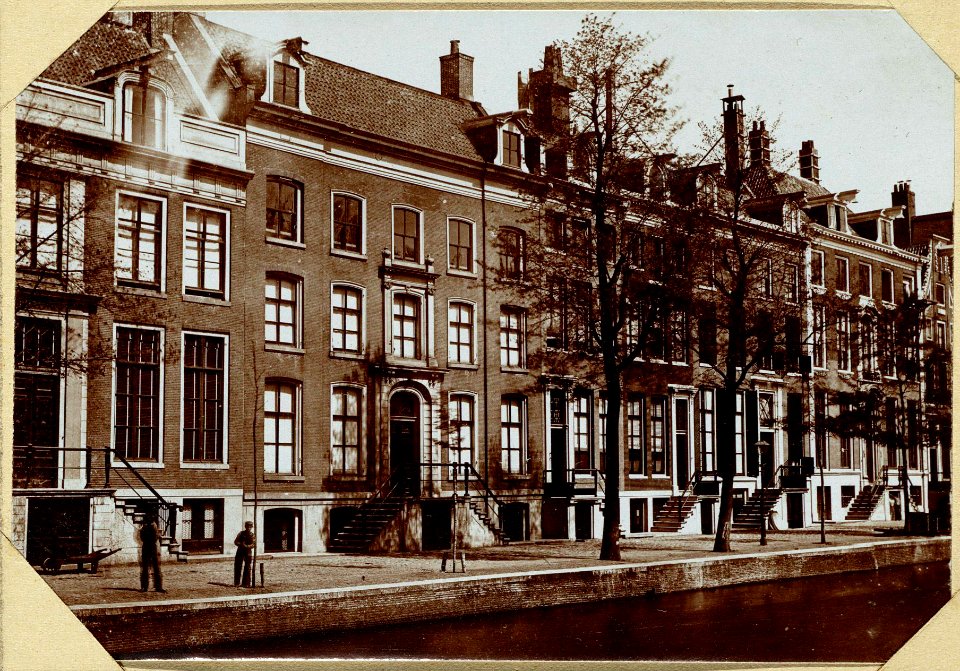 De Heerengracht bij de Utrechtschestraat, ziende op het Brentano Gesticht en de Amsterdamsche Bank