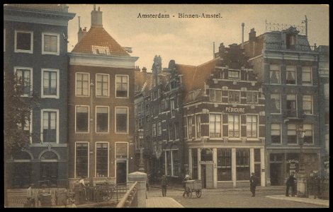 De Halvemaansbrug over de Binnen Amstel gezien naar de Halvemaansteeg, Afb PBKD00250000002