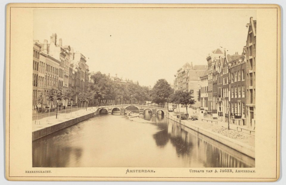 De Herengracht gezien in noordelijke richting naar de brug voor de Warmoesgracht