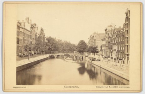 De Herengracht gezien in noordelijke richting naar de brug voor de Warmoesgracht photo