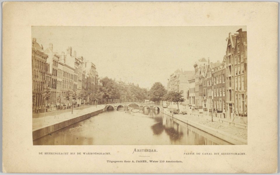 De Herengracht gezien naar de oude boogsluis voor de Warmoesgracht