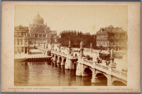 De Hogesluis en de Sarphatistraat gezien naar het Paleis voor Volksvlijt Rechts de villa Amstel 344 photo