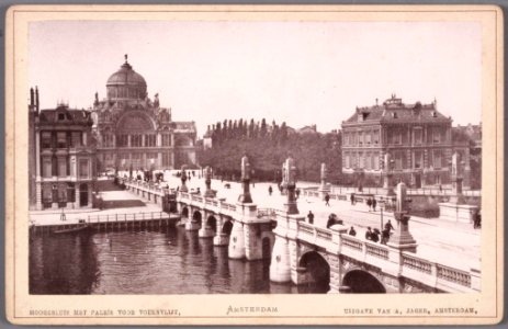 De Hogesluis en de Sarphatistraat gezien naar het Paleis voor Volksvlijt-002 photo