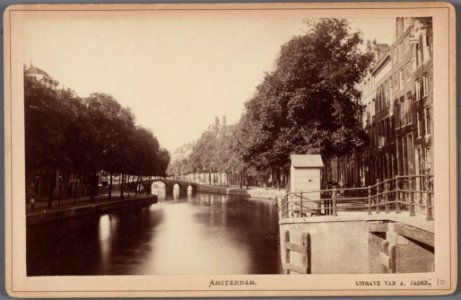 De Herengracht gezien in zuidelijke richting, van de Leliegracht naar de Warmoesgracht photo