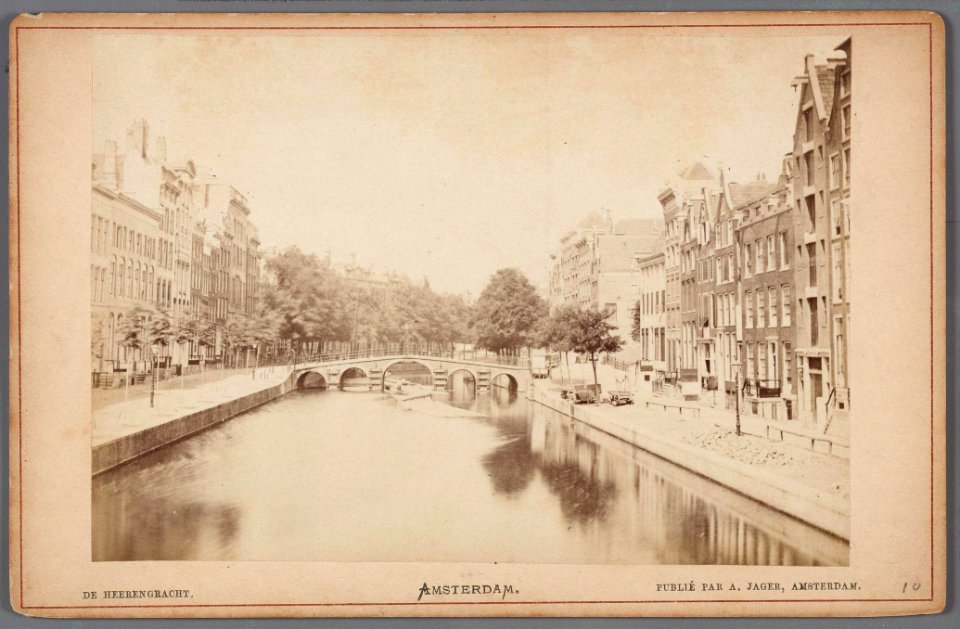 De Herengracht gezien in noordelijke richting naar de brug voor de Warmoesgracht-001