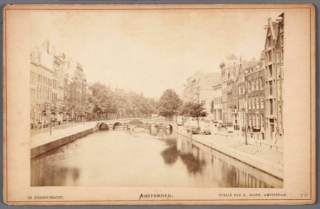 De Herengracht gezien in noordelijke richting naar de brug voor de Warmoesgracht-001 photo
