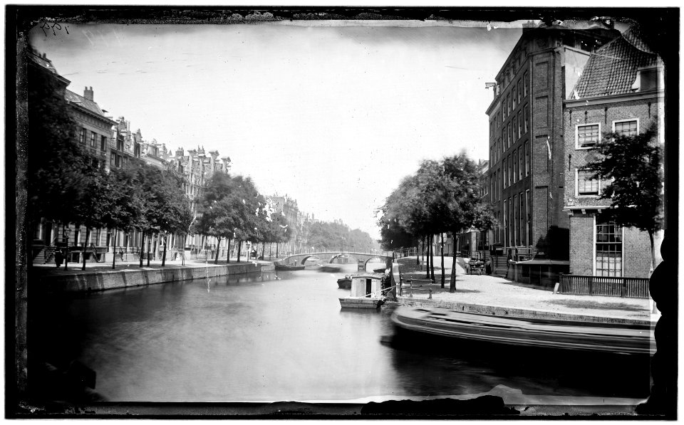 De Herengracht gezien vanaf de Vierheemskinderensluis (Brug 28) over de Leidsegracht naar de Beulingstraat en de Vingboonsbrug ( Brug 26) tussen de Huidenstraat en de Wijde Heisteeg