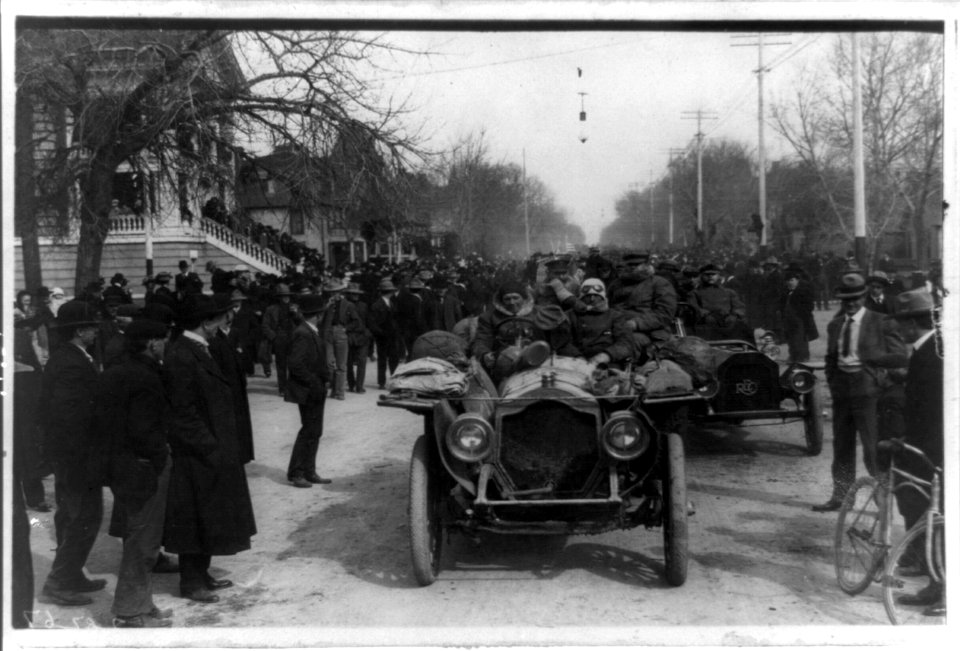 Crowd and racers of New York to Paris automobile race, 1908, the New York to San Francisco segment LCCN92508697