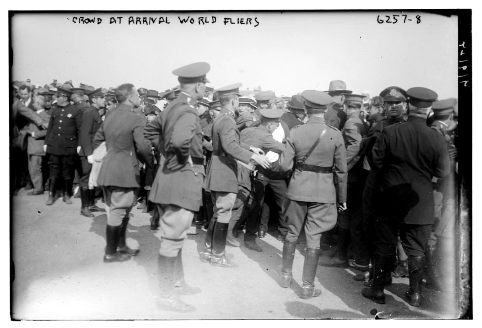 Crowd at arrival of world fliers, N.Y. LCCN2014717681