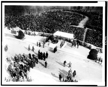 Crowd at burial of unknown soldier at Arlington National Cemetery LCCN90710394