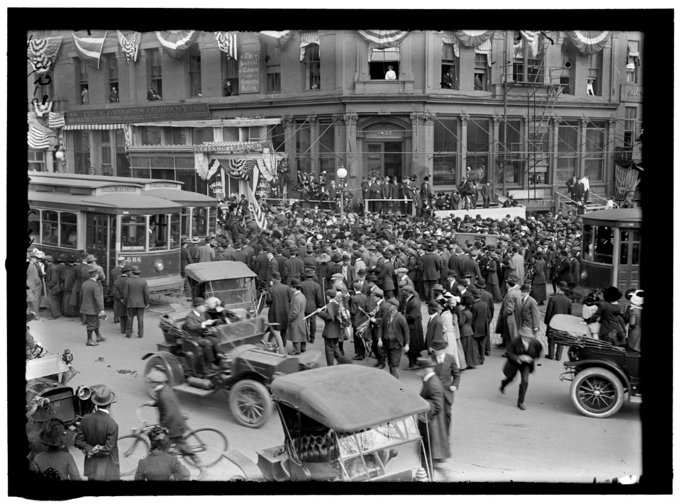 Crowd and Trolley cars at corner of Pennsylvania Ave. and 15th Street, N.W., Washington, D.C. LOC hec.02119