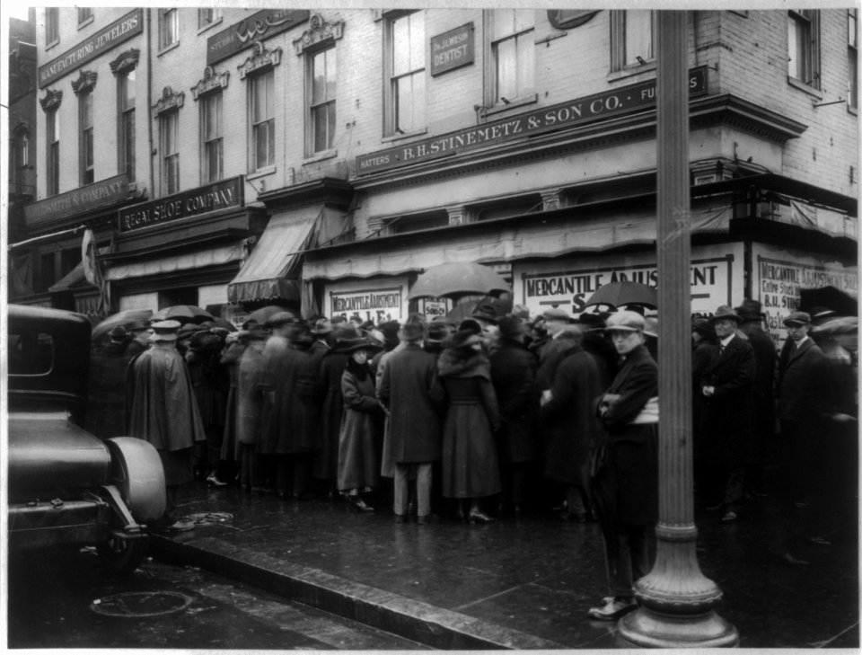 Crowd at B.H. Stinemetz & Son Co., Washington, D.C., during a sale LCCN2001706339