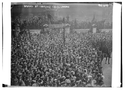 Crowd at Charing Cross, London LCCN2014708302