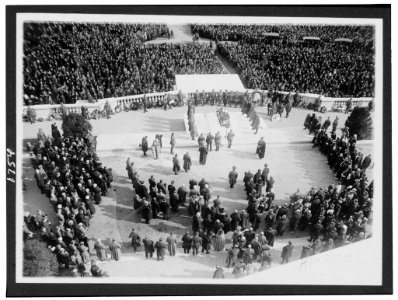 Crowd at burial ceremony of the Unknown Soldier in Arlington Cemetery LCCN91730747