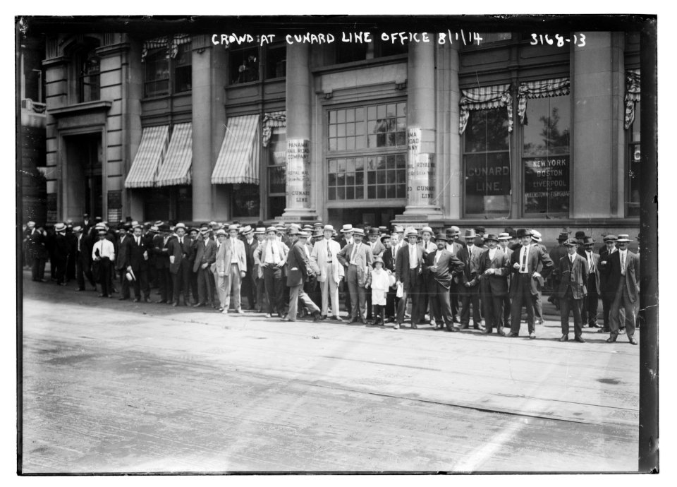 Crowd at Cunard line office, 8-1-14 LCCN2014696870