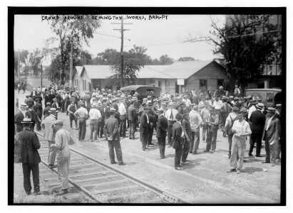Crowd around Remington works, Brdgpt (i.e., Bridgeport) LCCN2014699517