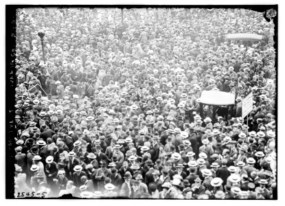 Crowd at Roosevelt's arrival - Chicago LCCN2014692002 photo