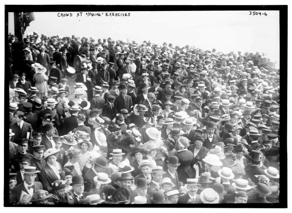 Crowd at MAINE exercises LCCN2014699177