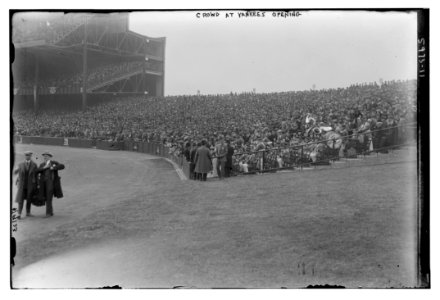 Crowd at Yankees opening LCCN2014715922
