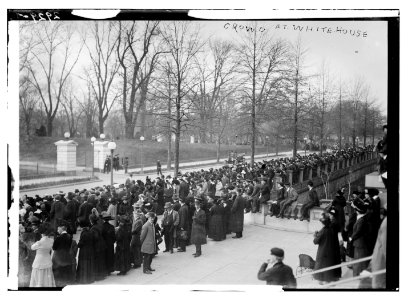 Crowd at White House LCCN2014694957