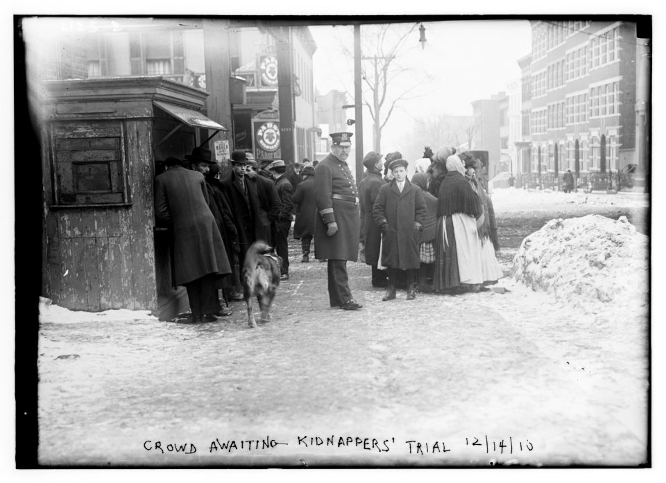 Crowd awaiting kidnappers trial LCCN2014688886