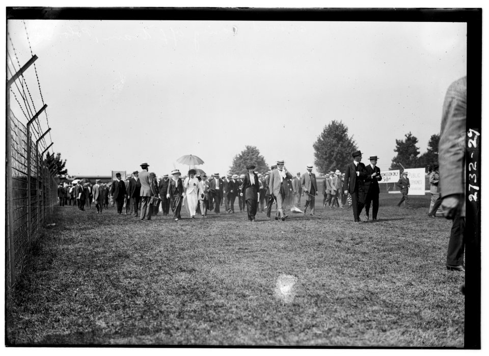 Crowd coming off train, Polo. LCCN2014693318