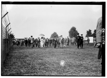 Crowd coming off train, Polo. LCCN2014693318