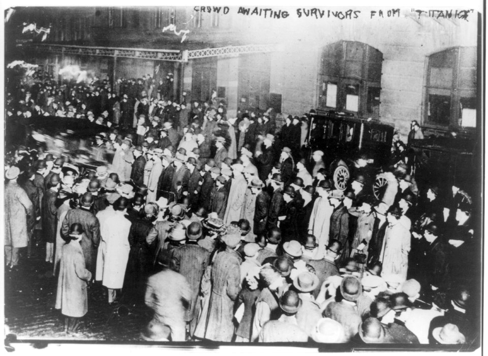 Crowd awaiting survivors from the Titanic LCCN2001704324